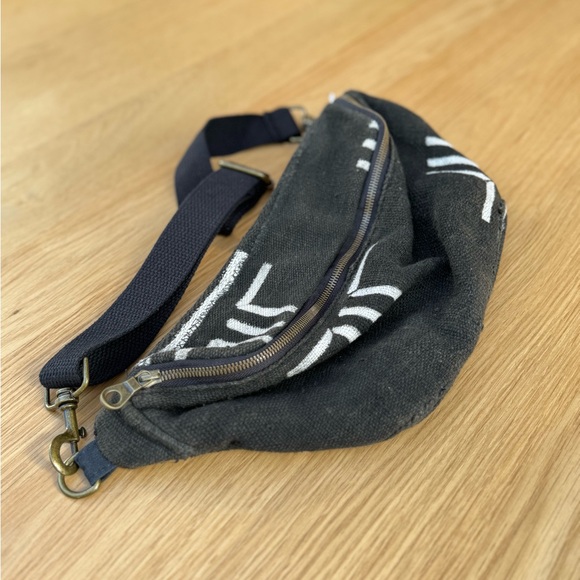 Jenna Bee Black Crosses Sling Bag NWT - Picture 5 of 9